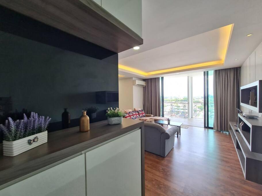 Ferienwohnung Lovely Vivamall City View With 2 Card Lv10 Kuching Exterior foto